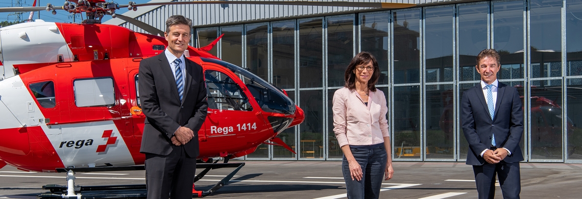 Von links: Rega-Chefarzt Dr. Roland Albrecht, Heidi Hanselmann, Regierungspräsidentin Kanton St.Gallen und Vorsteherin des Gesundheitsdepartementes und Rega-CEO Ernst Kohler vor dem Hangar der Einsatzbasis St.Gallen